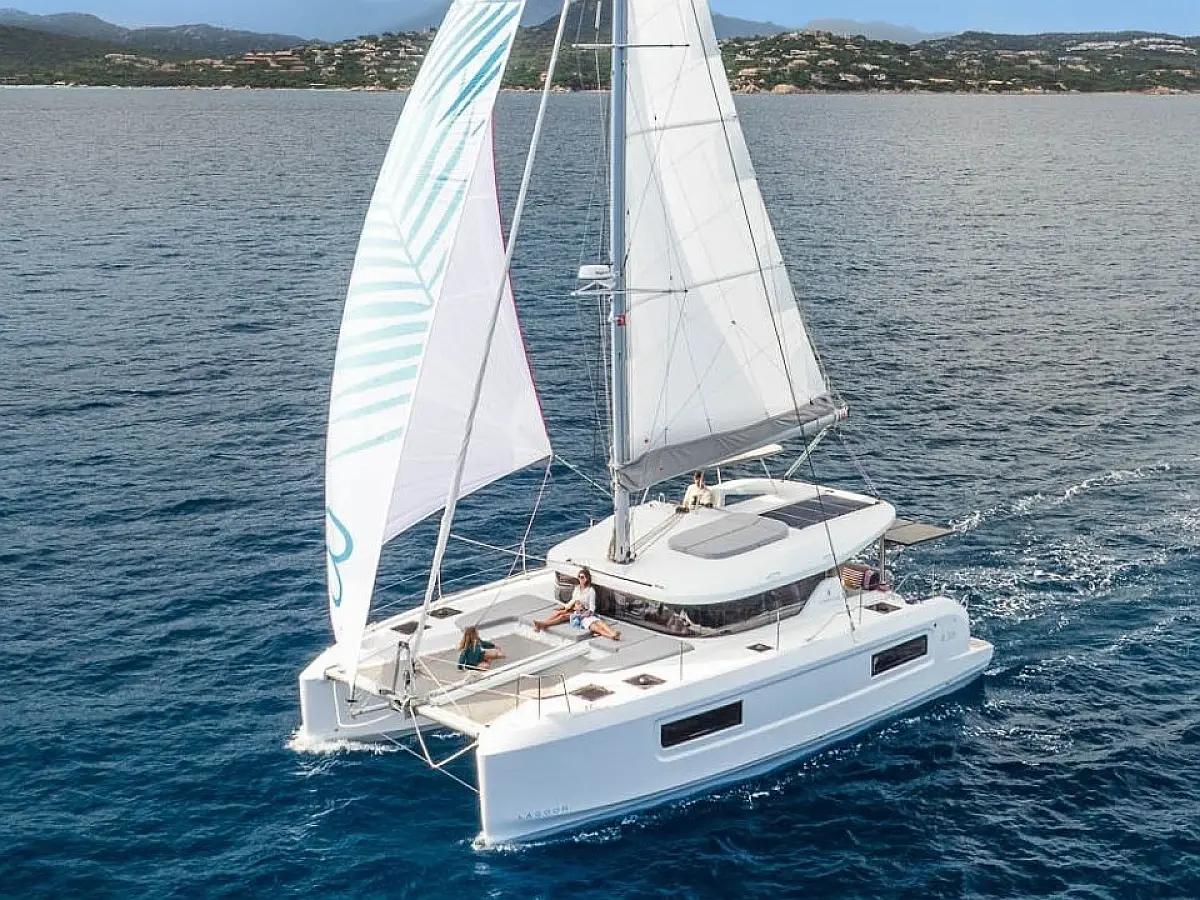 Lagoon 38 (6 cab.)