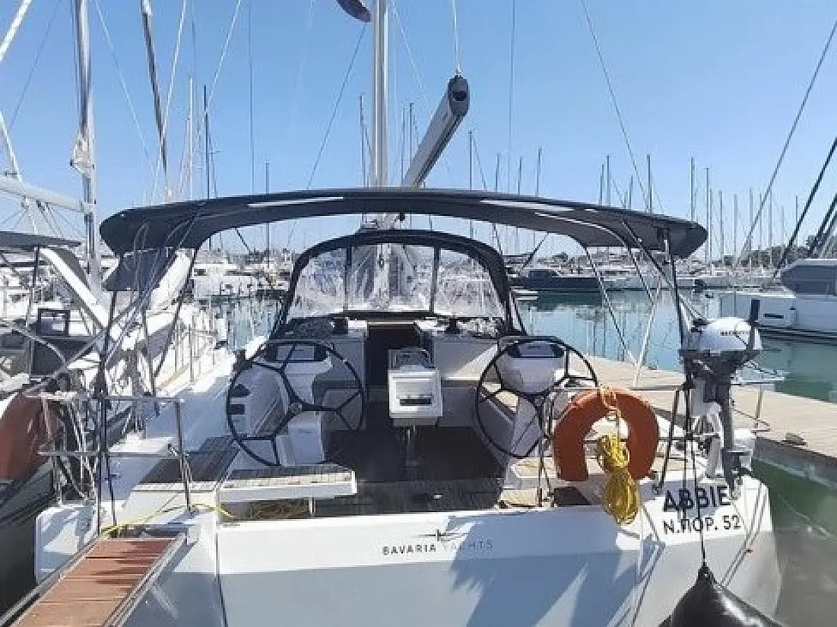 Bavaria C42 (3 cab.)
